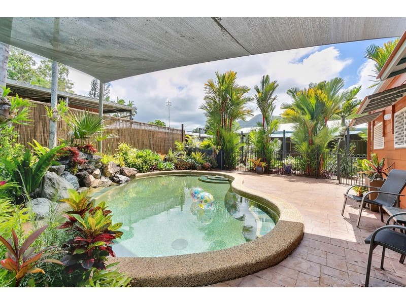10 Universal Close, White Rock QLD 4868