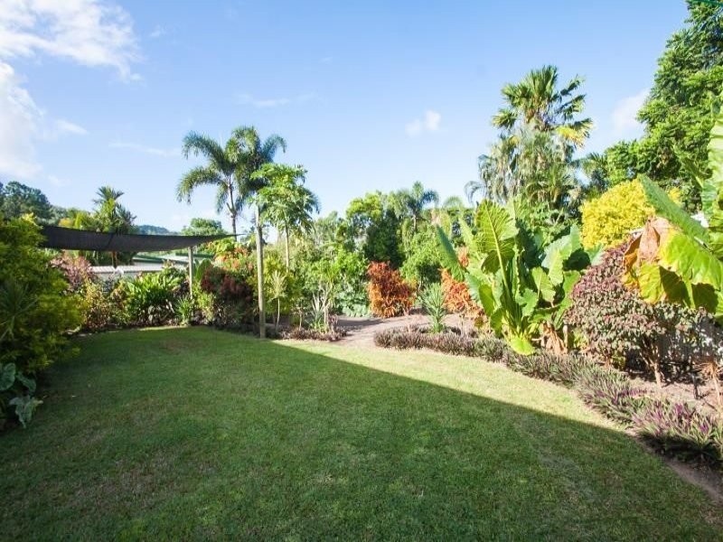 10 Nioka Place, Caravonica QLD 4878