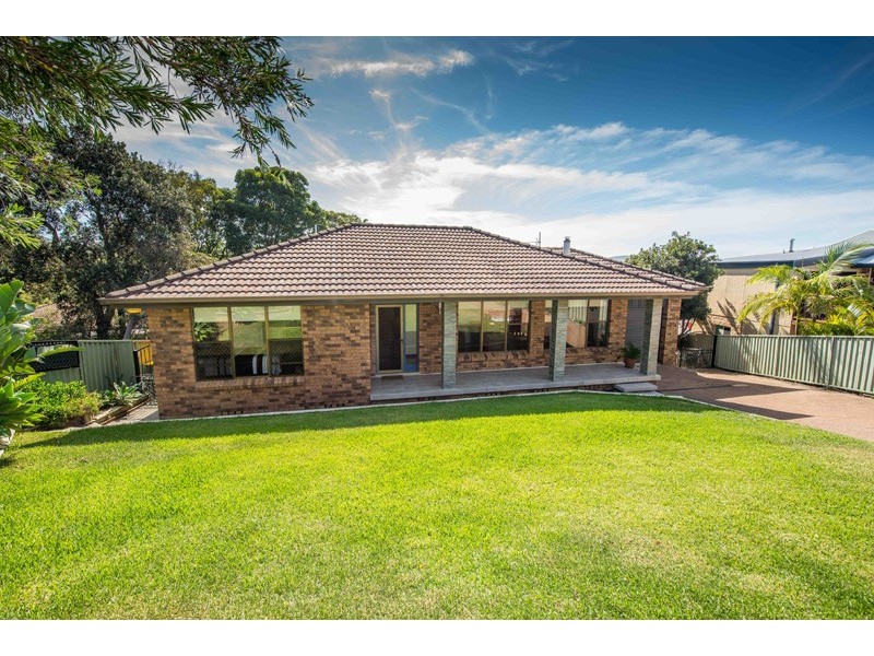 18 Amaroo Crescent, Fingal Bay NSW 2315