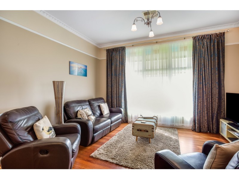 9 Echo Place, One Mile NSW 2316
