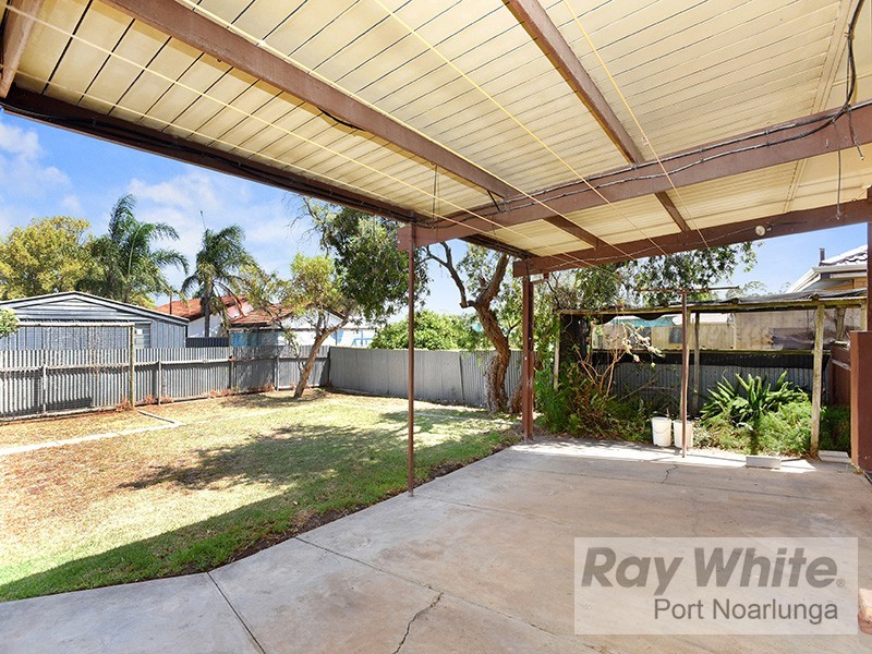 33 Salisbury Avenue, Morphett Vale SA 5162