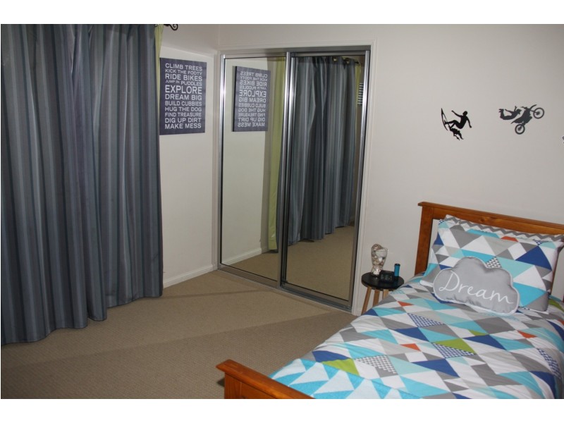 27 Lighthouse Dr, Boyne Island QLD 4680