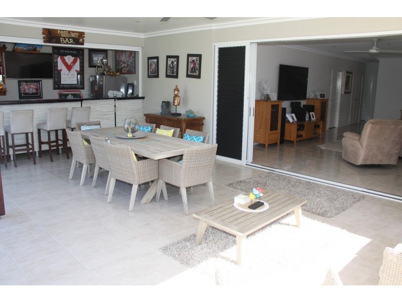 15 Riverside Dr, Tannum Sands QLD 4680