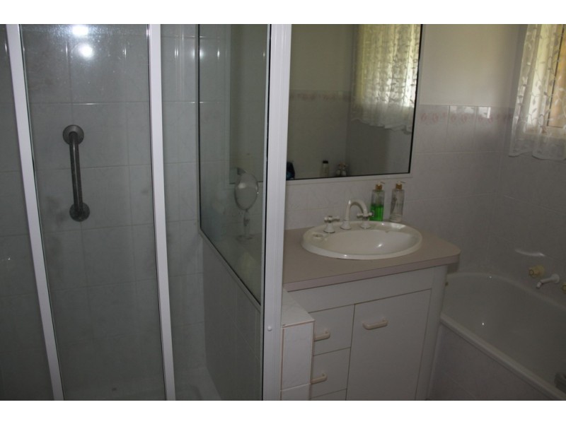 24 Curtis ave, Boyne Island QLD 4680