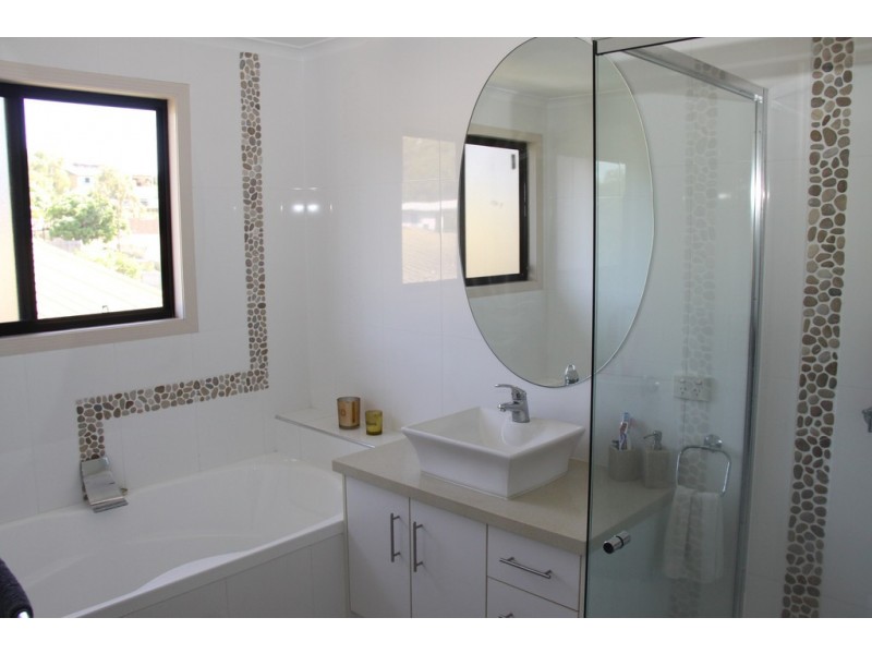 4 Sayre cr, Boyne Island QLD 4680