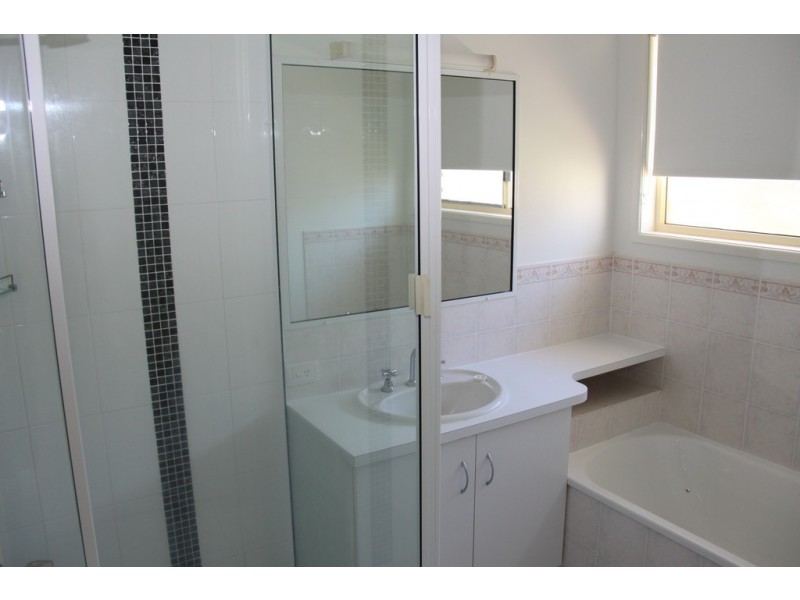 4 Sayre cr, Boyne Island QLD 4680