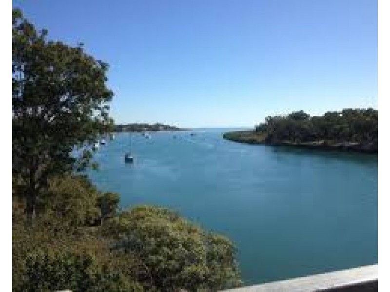 8 Alexander Street, Boyne Island QLD 4680