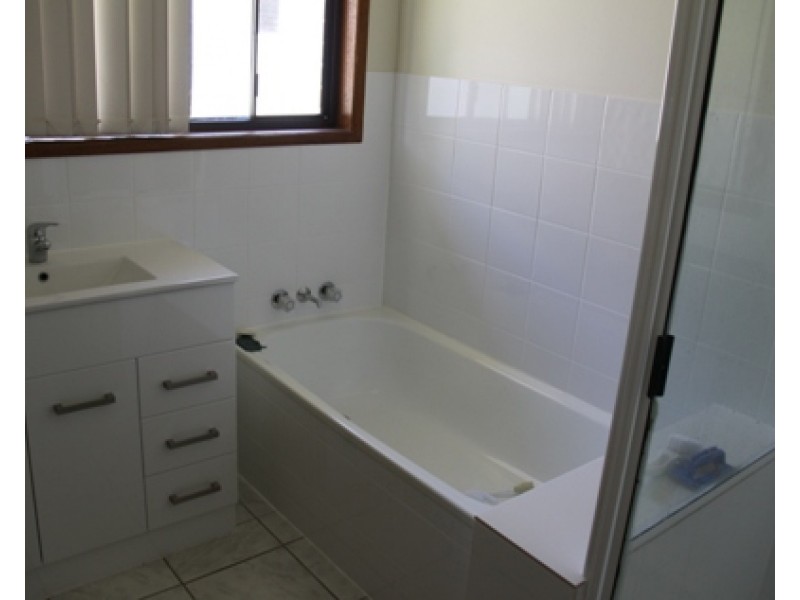 8 Alexander Street, Boyne Island QLD 4680