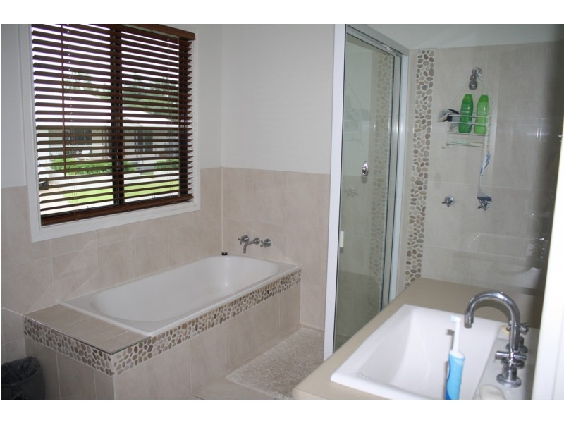 9 LIGHTHOUSE DR, Boyne Island QLD 4680