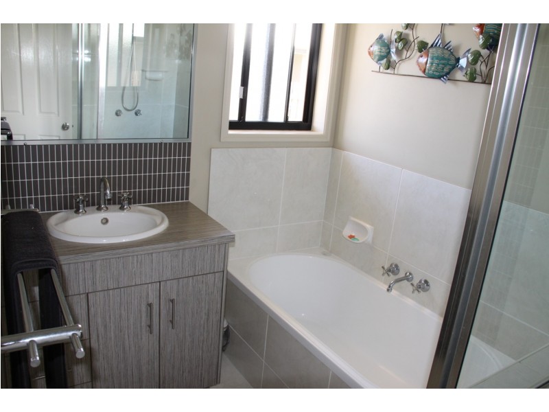3 Jeana Close, Boyne Island QLD 4680