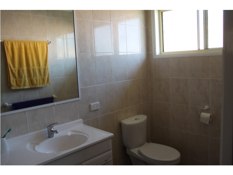 8 Richard St, Boyne Island QLD 4680