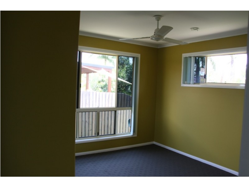 8 Richard St, Boyne Island QLD 4680