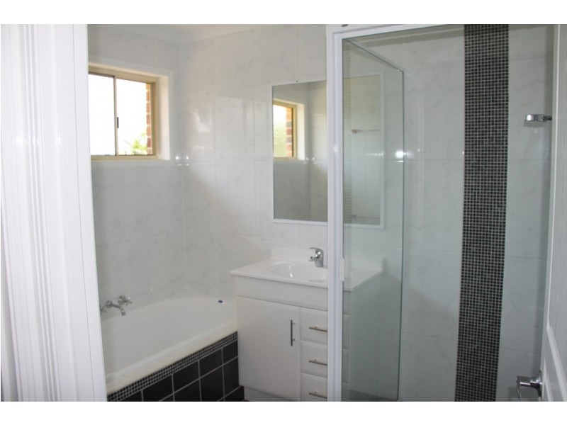 8 Richard St, Boyne Island QLD 4680