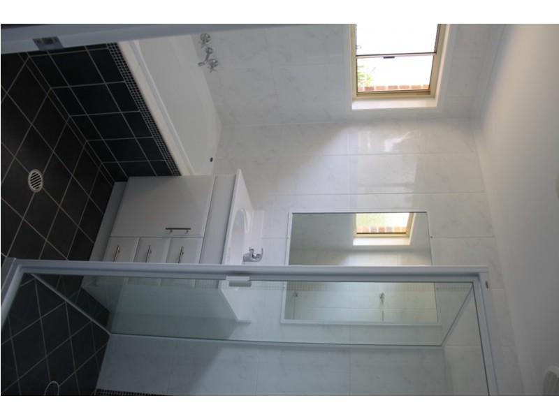 8 Richard St, Boyne Island QLD 4680