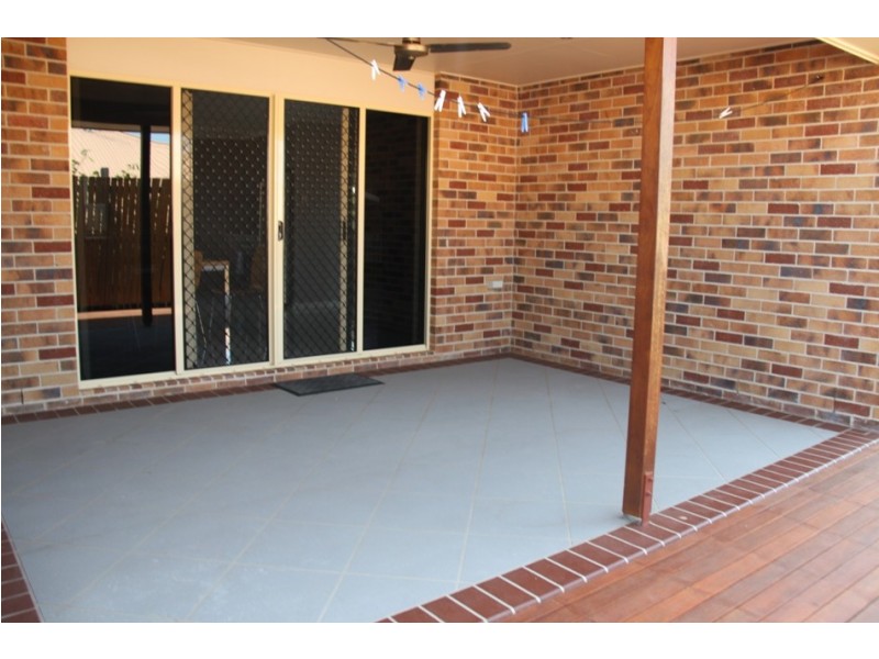 8 Richard St, Boyne Island QLD 4680