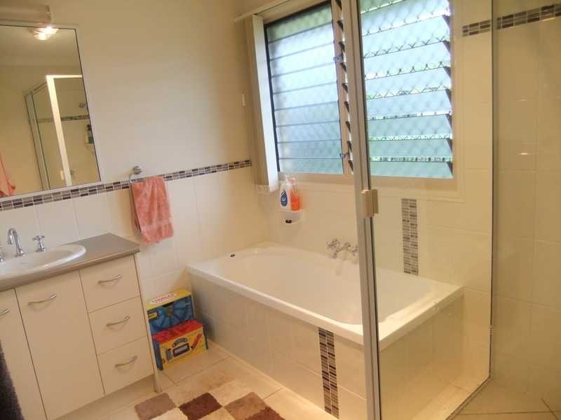 1 Jeana Close, Boyne Island QLD 4680