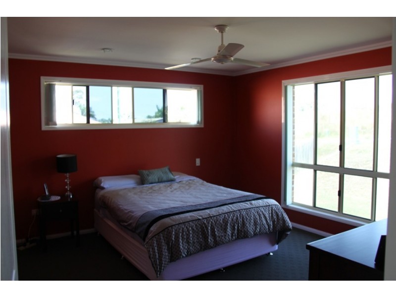 8 Richard Street, Boyne Island QLD 4680