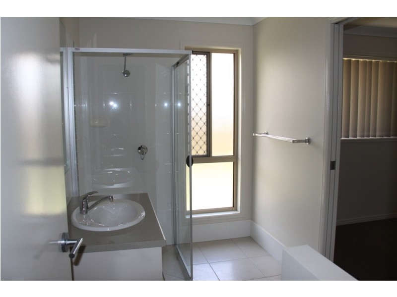 11 Bendee St, Glen Eden QLD 4680