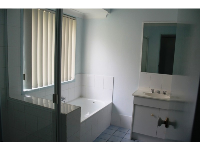 5 Curtis Avenue, Boyne Island QLD 4680