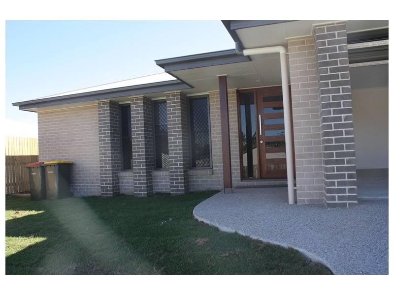 15 Valley Way, Boyne Island QLD 4680