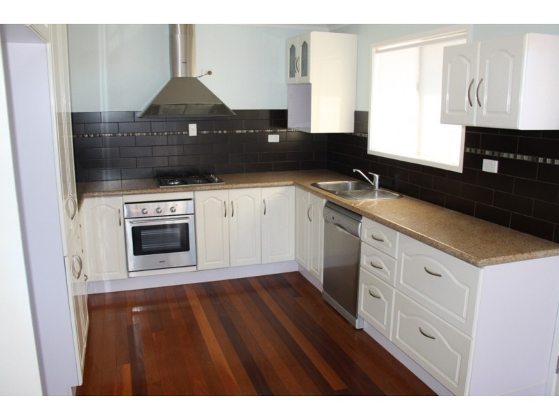 8 Amaroo St, Boyne Island QLD 4680