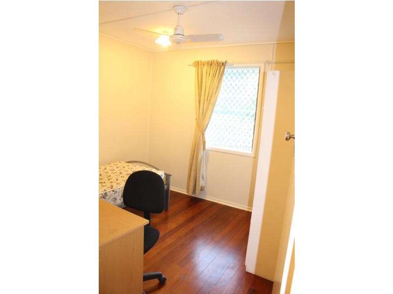 33 Charles St, West Gladstone QLD 4680