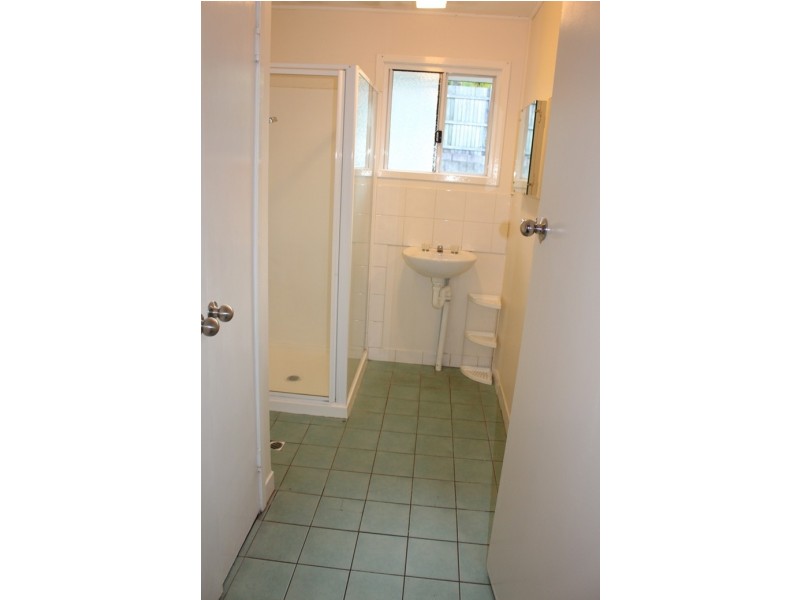 33 Charles St, West Gladstone QLD 4680