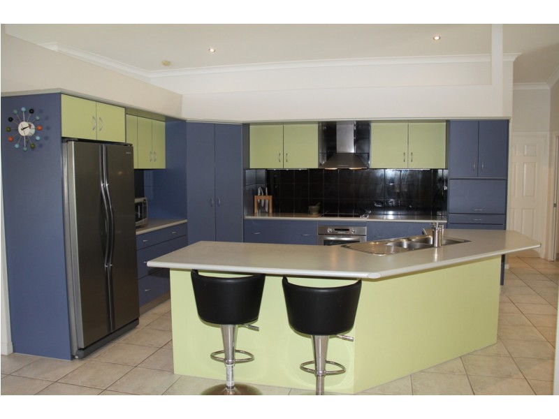 12 Lighthouse Dr, Boyne Island QLD 4680