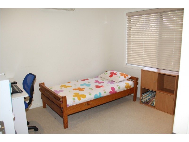 12 Lighthouse Dr, Boyne Island QLD 4680