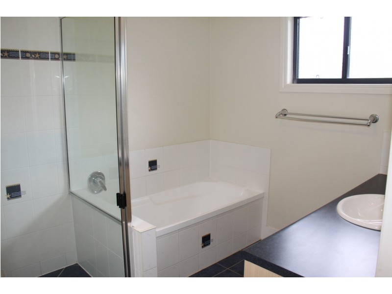 12 Lighthouse Dr, Boyne Island QLD 4680