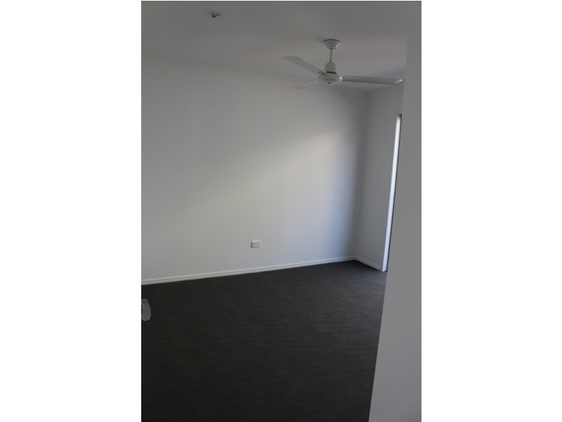 2/3 Crest Ave, Boyne Island QLD 4680