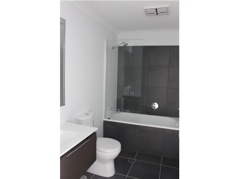 2/3 Crest Ave, Boyne Island QLD 4680