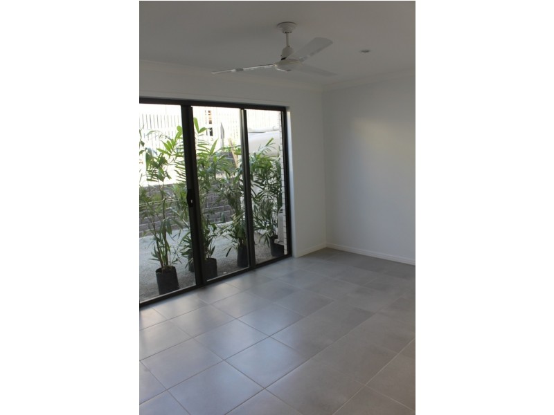 2/3 Crest Ave, Boyne Island QLD 4680