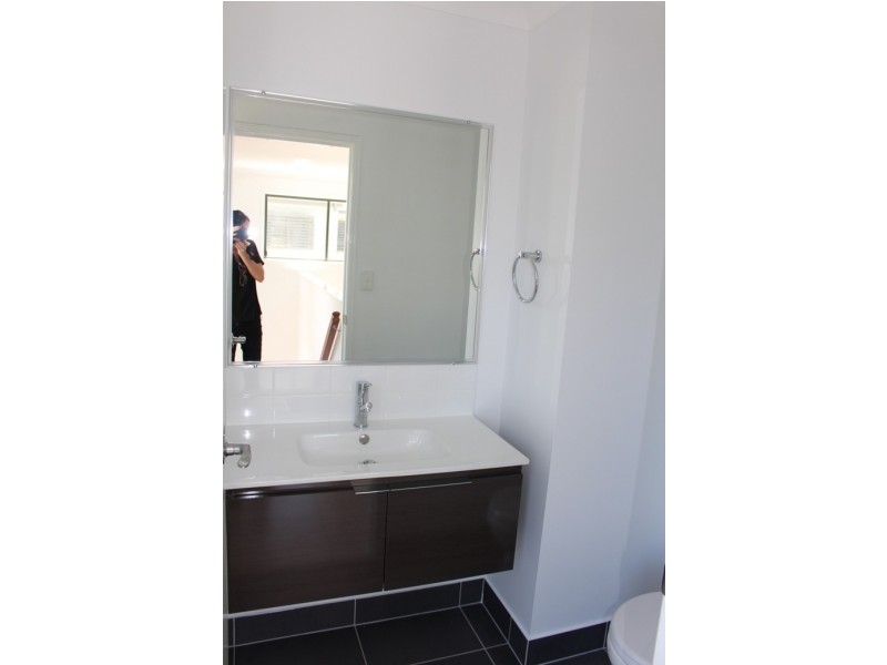 3/3 Crest Ave, Boyne Island QLD 4680