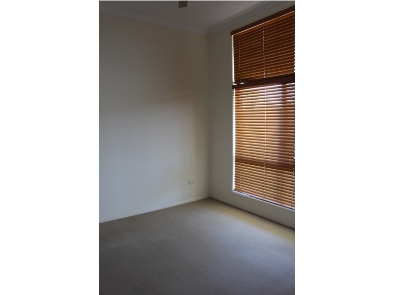 10 Lighthouse Dr, Boyne Island QLD 4680