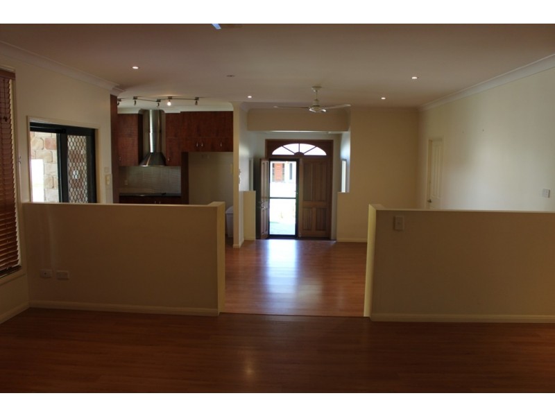 10 Lighthouse Dr, Boyne Island QLD 4680