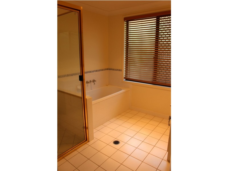 10 Lighthouse Dr, Boyne Island QLD 4680