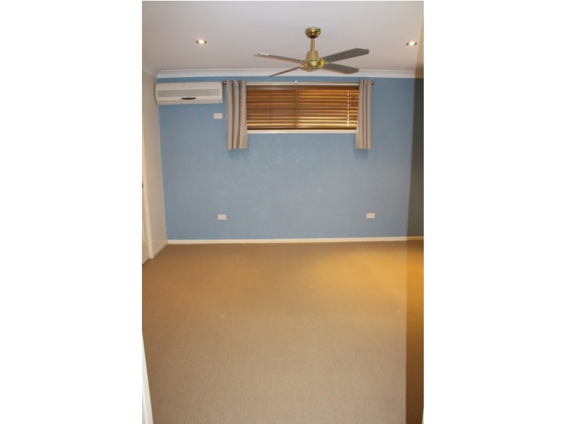 10 Lighthouse Dr, Boyne Island QLD 4680