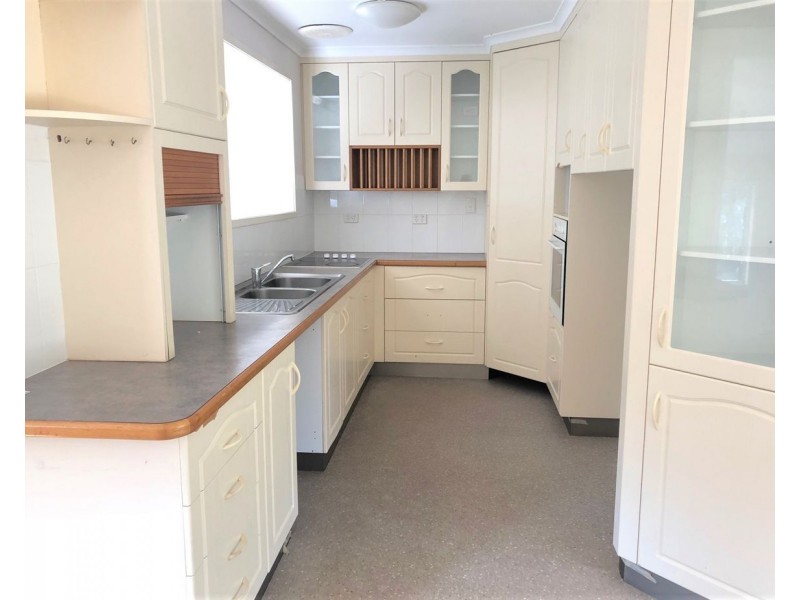 6 Hayes Avenue, Boyne Island QLD 4680