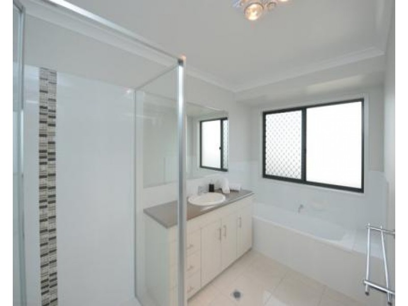 8 Valley way, Boyne Island QLD 4680