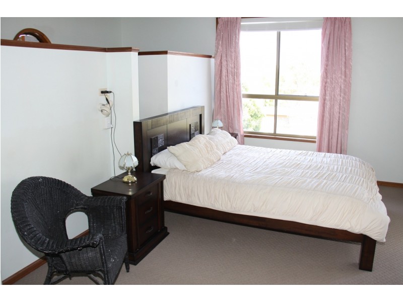 15 Richard Street, Boyne Island QLD 4680