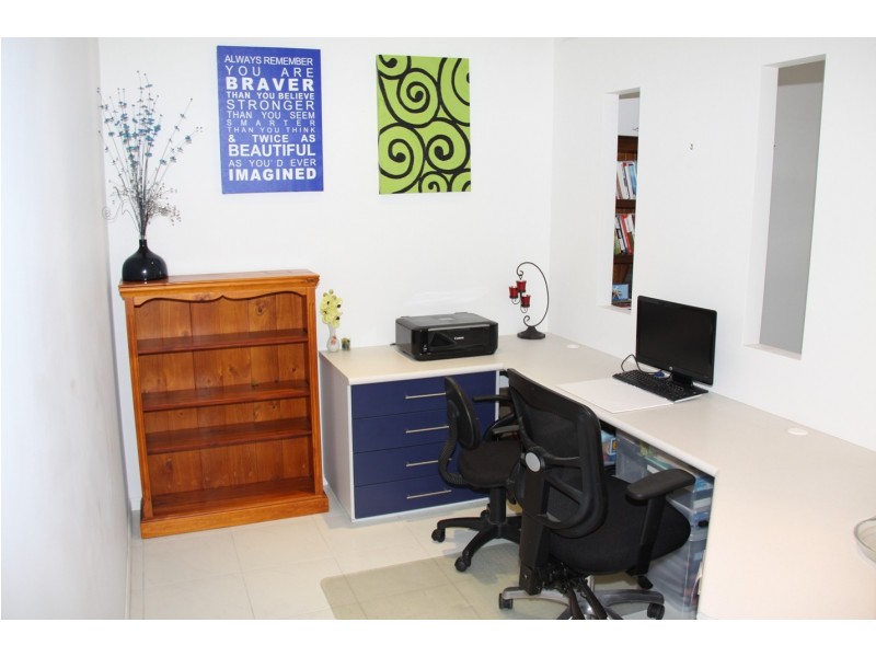 28 Lighthouse Dr, Boyne Island QLD 4680