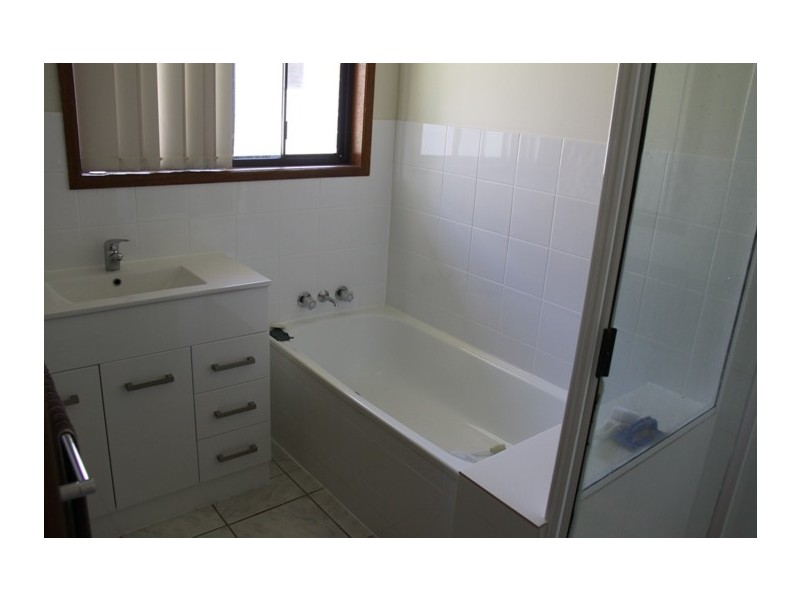 8 Alexander st, Boyne Island QLD 4680