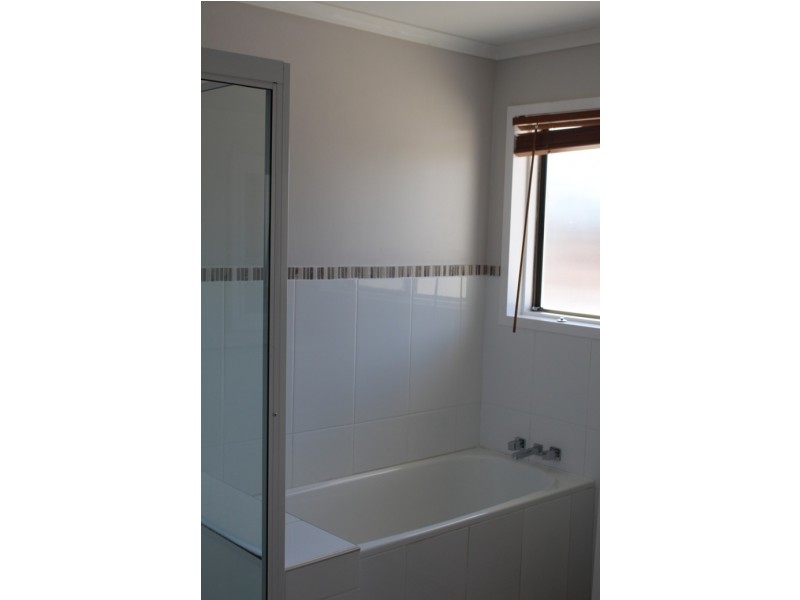 6 Seal, Boyne Island QLD 4680