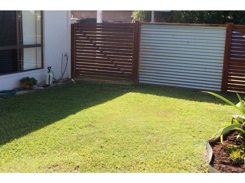 6 Seal, Boyne Island QLD 4680