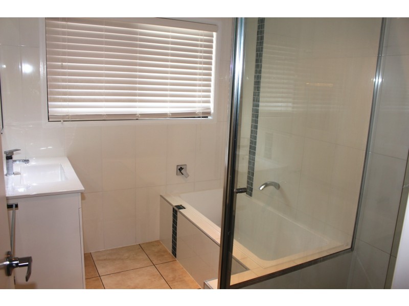 3 wanda, Boyne Island QLD 4680