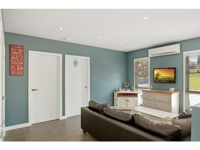 207 Freemans Dr, Morisset NSW 2264