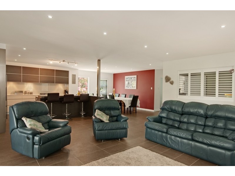 207 Freemans Dr, Morisset NSW 2264