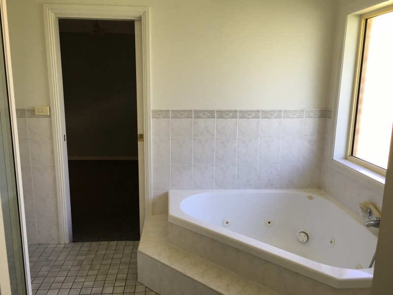 13 Churchill Cres, Windermere Park NSW 2264