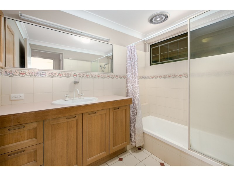 8 Balmore Street, Indooroopilly QLD 4068